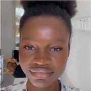 Profesora de inglés imparte clases a niños de todas las edades